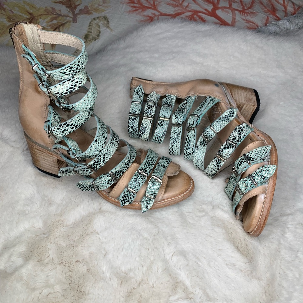 FreeBird, size 7, Casandra, tan and turquoise snake print